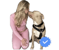 Futterberatung Hund: Manolya Soysal kniet vor ihrem Hund und zeigt durch liebevolle Geste enge Bindung – Symbol für persönliche und vertrauensvolle Futterberatung.